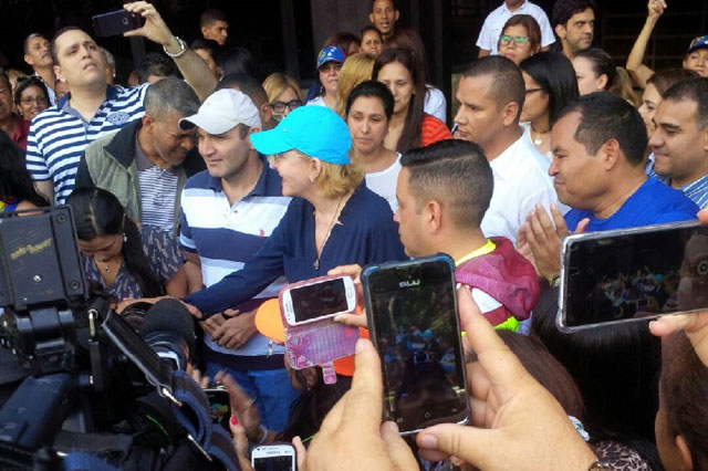 VENEZUELA: Fiscal Ortega Daz se acerc a saludar a los venezolanos en punto soberano de Parque Carabobo (+Video).  cubademocraciayvida.org web/folder.asp?folderID=136 