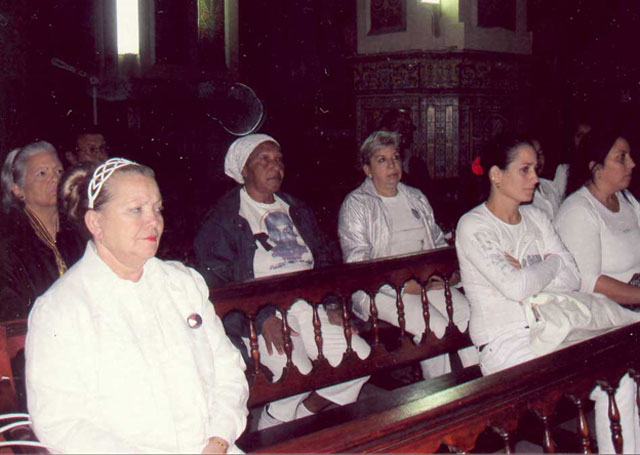 FOTORREPORTAJE DESDE CUBA: Realizan misa en la Habana por Orlando Zapata Tamayo. Fotorreportaje de la visita realizada por las Damas de Blanco al periodista Guillermo Fariñas en huelga de hambre. Por Carlos Serpa Maceira.