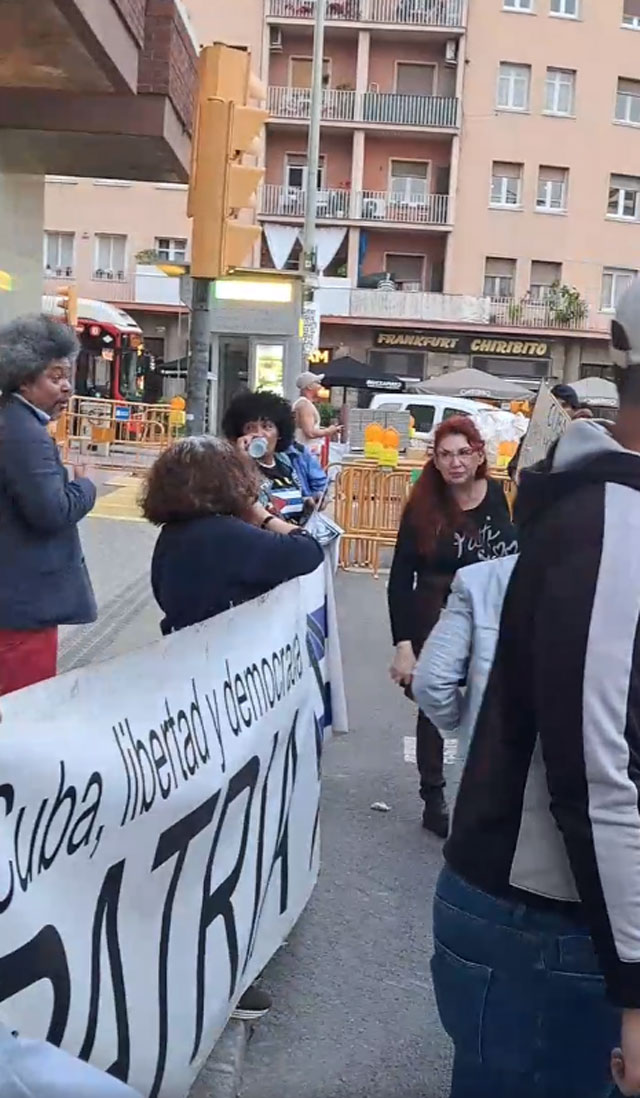 IDEO: CUBANOS EN BARCELONA PROTESTAN CONTRA UN CONCIERTO DE LOS SINVERGENZAS MALA FE: T no eres el pueblo de Cuba!, exiliados cubanos le gritan y enfrentan a "Buena Fe" en Barcelona.      CUBA DEMOCRACIA Y VIDA.ORG                                                                                                                                                                                                                                       web/folder.asp?folderID=136