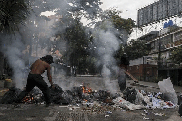 VENEZUELA: Crnica desesperada desde las calles de Caracas a 7 das de la eleccin para reformar la Constitucin. Por Mara Anglica Correa. cubademocraciayvida.org web/folder.asp?folderID=136