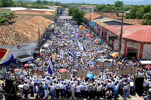 VIDEO: Pobladores de Choluteca, al sur de Honduras, marchan en apoyo al gobierno de Roberto Micheletti, por la democracia y en contra de las amenazas del Golpista teniente coronel venezolano Hugo Ch�vez.