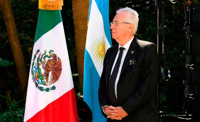 Escándalo diplomático: el Embajador de México en la Argentina fue sorprendido robando un libro en una librería de Buenos Aires. Óscar Ricardo Valero Recio Becerra, hombre del círculo de confianza de López Obrador, fue interceptado. Por Claudia Peiró. cubademocraciayvida.org web/folder.asp?folderID=136