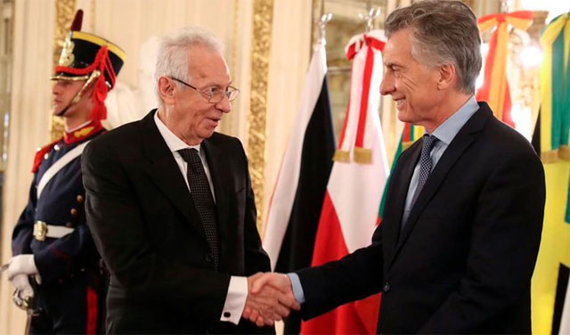 Escándalo diplomático: el Embajador de México en la Argentina fue sorprendido robando un libro en una librería de Buenos Aires. Óscar Ricardo Valero Recio Becerra, hombre del círculo de confianza de López Obrador, fue interceptado. Por Claudia Peiró. cubademocraciayvida.org web/folder.asp?folderID=136