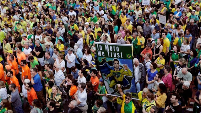 BRASIL: Miles de personas protestaron en Brasil contra la liberacin de Lula da Silva La marcha, dominada por los colores verde y amarillo de la bandera brasilea, fue convocada en ms de 70 ciudades por la organizacin Vem Pra Rua. cubademocraciayvida.org web/folder.asp?folderID=136    