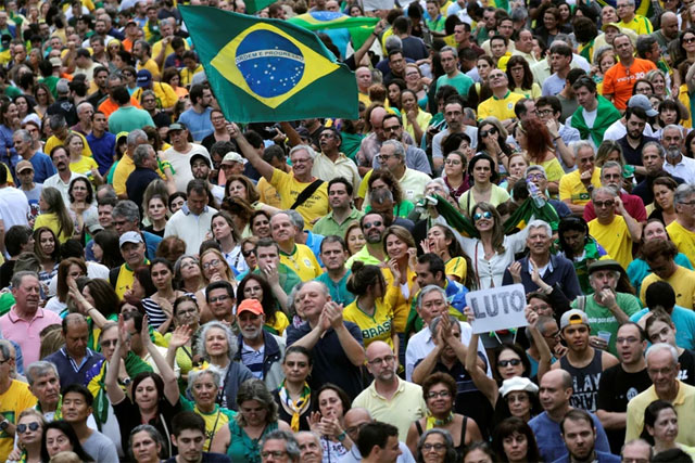 BRASIL: Miles de personas protestaron en Brasil contra la liberacin de Lula da Silva La marcha, dominada por los colores verde y amarillo de la bandera brasilea, fue convocada en ms de 70 ciudades por la organizacin Vem Pra Rua. cubademocraciayvida.org web/folder.asp?folderID=136    
