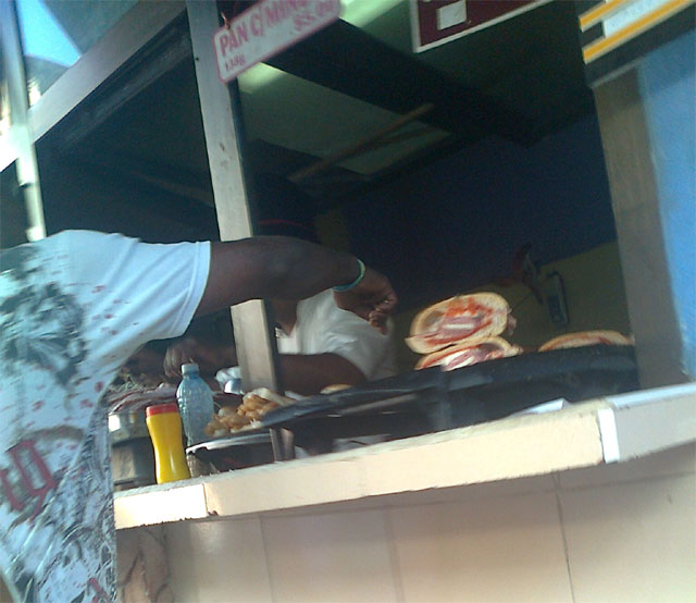 CUBA, "MAR DE FELICIDAD": Sueño con pesadilla/ Consumo por cuenta y riesgo/ Conductores insatisfechos/ El salidero de la calle cincuenta y cinco/. Informaciones enviadas desde Cuba a "CDV.org" por la opositora Martha Beatriz Roque Cabello. cubademocraciayvida.org web/folder.asp?folderID=136