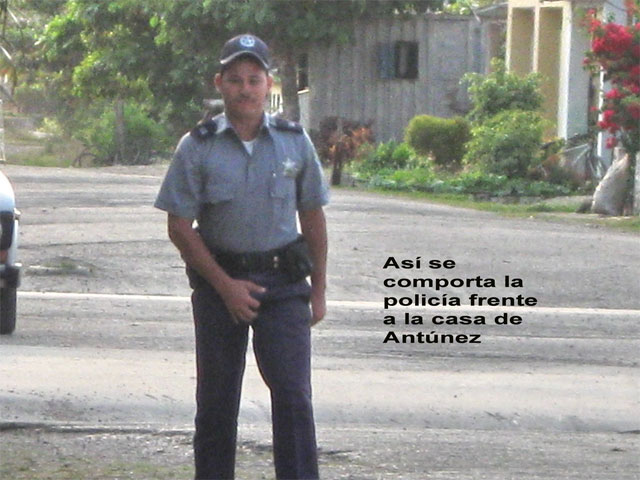 Fotorreportaje desde Cuba: LES ENVIO ALGUNAS FOTOS DEL PROBLEMA QUE TIENE ANTUNEZ, PUES NO LO DEJAN SALIR DE SU MUNICIPIO Y SIEMPRE TIENE LA POLICIA ENCIMA, O SEA QUE ESTA EN PRISION DOMICILIARIA SIN HABERLE HECHO JUICIO. Por Martha Beatriz Roque Cabello.