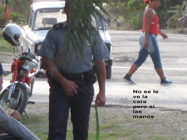 Fotorreportaje desde Cuba: LES ENVIO ALGUNAS FOTOS DEL PROBLEMA QUE TIENE ANTUNEZ, PUES NO LO DEJAN SALIR DE SU MUNICIPIO Y SIEMPRE TIENE LA POLICIA ENCIMA, O SEA QUE ESTA EN PRISION DOMICILIARIA SIN HABERLE HECHO JUICIO. Por Martha Beatriz Roque Cabello.