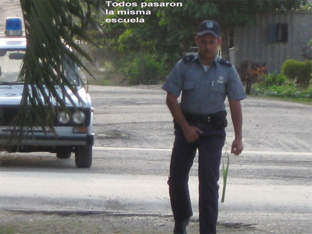 Fotorreportaje desde Cuba: LES ENVIO ALGUNAS FOTOS DEL PROBLEMA QUE TIENE ANTUNEZ, PUES NO LO DEJAN SALIR DE SU MUNICIPIO Y SIEMPRE TIENE LA POLICIA ENCIMA, O SEA QUE ESTA EN PRISION DOMICILIARIA SIN HABERLE HECHO JUICIO. Por Martha Beatriz Roque Cabello.