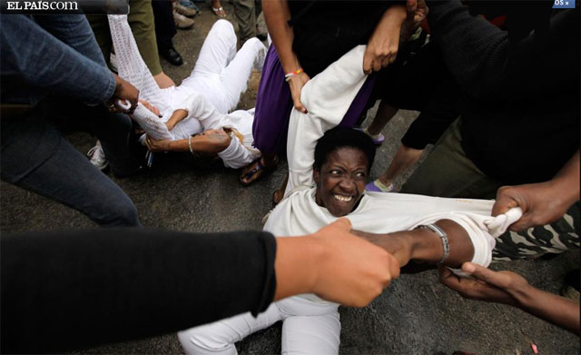 CUBA: Policías cubanos apalean y  encierran a más de 40 Damas de Blanco. La Dictadura de los hermanos  Castro no tiene piedad ni con la pobre madre de Orlando Zapata Tamayo,  María Luisa Tamayo, que ha perdido hace unos días a su hijo.