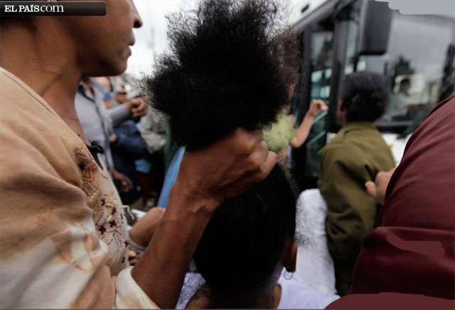 CUBA: Policías cubanos apalean y  encierran a más de 40 Damas de Blanco. La Dictadura de los hermanos  Castro no tiene piedad ni con la pobre madre de Orlando Zapata Tamayo,  María Luisa Tamayo, que ha perdido hace unos días a su hijo.