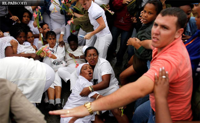 CUBA: Policías cubanos apalean y  encierran a más de 40 Damas de Blanco. La Dictadura de los hermanos  Castro no tiene piedad ni con la pobre madre de Orlando Zapata Tamayo,  María Luisa Tamayo, que ha perdido hace unos días a su hijo.