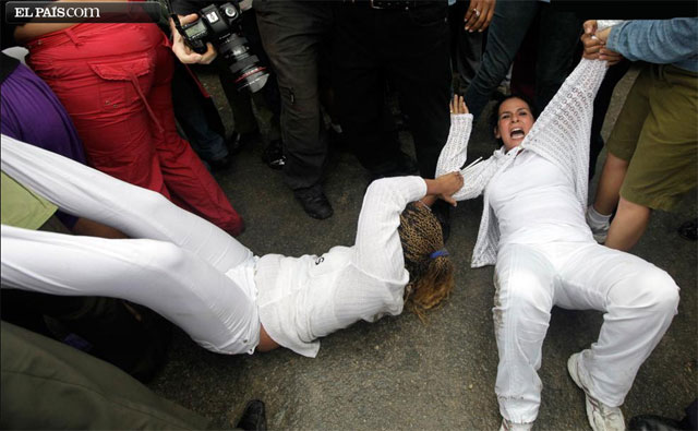CUBA: Policías cubanos apalean y encierran a más de 40 Damas de Blanco. La Dictadura de los hermanos Castro no tiene piedad ni con la pobre madre de Orlando Zapata Tamayo, María Luisa Tamayo, que ha perdido hace unos días a su hijo.