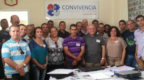 Algunos de los miembros del Centro de Estudios, reunidos en su antigua sede en Pinar del Río.