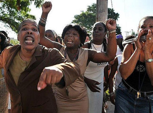 Represi�n en Cuba: La polic�a de la dictadura cubana disuelve por la fuerza una protesta de las Damas de Blanco en La Habana. Las mujeres piden la liberaci�n de los disidentes pol�ticos al Gobierno comunista. (Vea Fotorreportaje) CUBA DEMOCRACIA Y VIDA