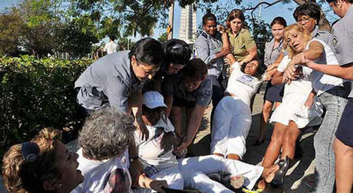 Represi�n en Cuba: La polic�a de la dictadura cubana disuelve por la fuerza una protesta de las Damas de Blanco en La Habana. Las mujeres piden la liberaci�n de los disidentes pol�ticos al Gobierno comunista. (Vea Fotorreportaje) CUBA DEMOCRACIA Y VIDA