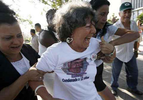 Represi�n en Cuba: La polic�a de la dictadura cubana disuelve por la fuerza una protesta de las Damas de Blanco en La Habana. Las mujeres piden la liberaci�n de los disidentes pol�ticos al Gobierno comunista. (Vea Fotorreportaje) CUBA DEMOCRACIA Y VIDA