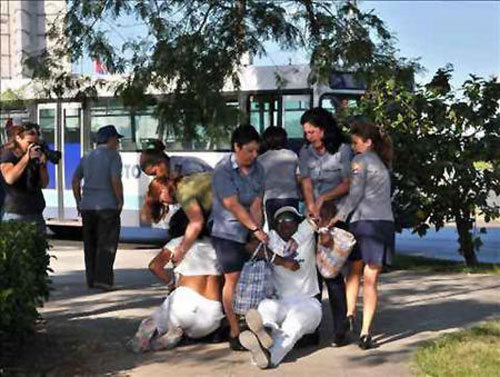 Represi�n en Cuba: La polic�a de la dictadura cubana disuelve por la fuerza una protesta de las Damas de Blanco en La Habana. Las mujeres piden la liberaci�n de los disidentes pol�ticos al Gobierno comunista. (Vea Fotorreportaje) CUBA DEMOCRACIA Y VIDA