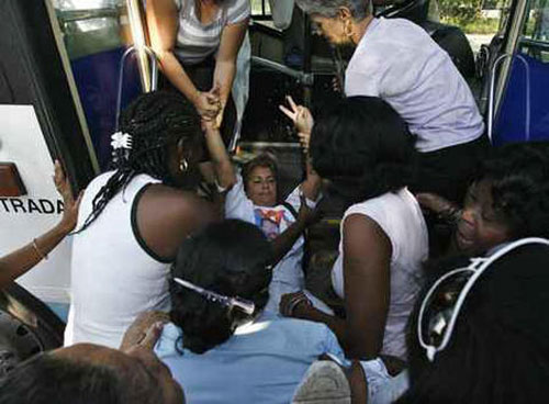 Represi�n en Cuba: La polic�a de la dictadura cubana disuelve por la fuerza una protesta de las Damas de Blanco en La Habana. Las mujeres piden la liberaci�n de los disidentes pol�ticos al Gobierno comunista. (Vea Fotorreportaje) CUBA DEMOCRACIA Y VIDA