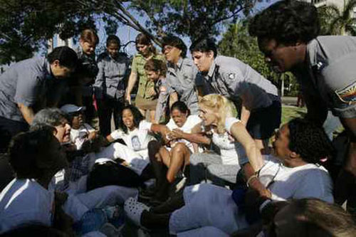 Represi�n en Cuba: La polic�a de la dictadura cubana disuelve por la fuerza una protesta de las Damas de Blanco en La Habana. Las mujeres piden la liberaci�n de los disidentes pol�ticos al Gobierno comunista. (Vea Fotorreportaje) CUBA DEMOCRACIA Y VIDA
