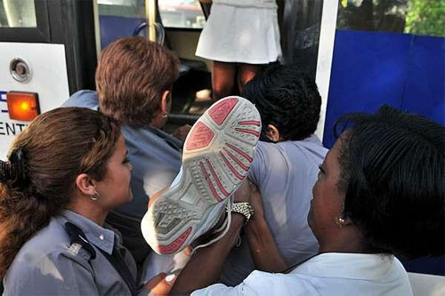 Represi�n en Cuba: La polic�a de la dictadura cubana disuelve por la fuerza una protesta de las Damas de Blanco en La Habana. Las mujeres piden la liberaci�n de los disidentes pol�ticos al Gobierno comunista. (Vea Fotorreportaje) CUBA DEMOCRACIA Y VIDA