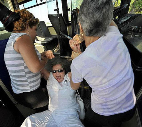 Represi�n en Cuba: La polic�a de la dictadura cubana disuelve por la fuerza una protesta de las Damas de Blanco en La Habana. Las mujeres piden la liberaci�n de los disidentes pol�ticos al Gobierno comunista. (Vea Fotorreportaje) CUBA DEMOCRACIA Y VIDA