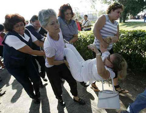 Represi�n en Cuba: La polic�a de la dictadura cubana disuelve por la fuerza una protesta de las Damas de Blanco en La Habana. Las mujeres piden la liberaci�n de los disidentes pol�ticos al Gobierno comunista. (Vea Fotorreportaje) CUBA DEMOCRACIA Y VIDA
