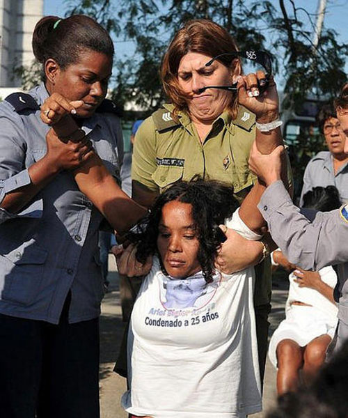 Represi�n en Cuba: La polic�a de la dictadura cubana disuelve por la fuerza una protesta de las Damas de Blanco en La Habana. Las mujeres piden la liberaci�n de los disidentes pol�ticos al Gobierno comunista. (Vea Fotorreportaje) CUBA DEMOCRACIA Y VIDA