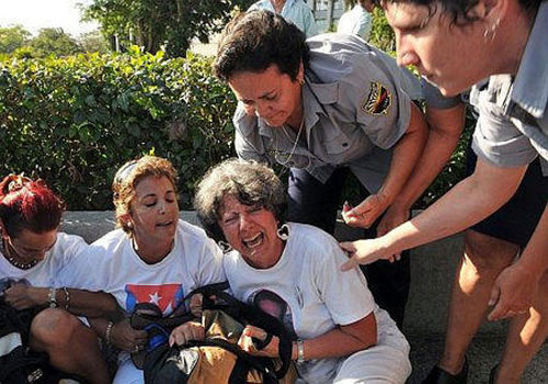 Represi�n en Cuba: La polic�a de la dictadura cubana disuelve por la fuerza una protesta de las Damas de Blanco en La Habana. Las mujeres piden la liberaci�n de los disidentes pol�ticos al Gobierno comunista. (Vea Fotorreportaje) CUBA DEMOCRACIA Y VIDA