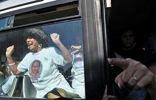Represi�n en Cuba: La polic�a de la dictadura cubana disuelve por la fuerza una protesta de las Damas de Blanco en La Habana. Las mujeres piden la liberaci�n de los disidentes pol�ticos al Gobierno comunista. (Vea Fotorreportaje) CUBA DEMOCRACIA Y VIDA