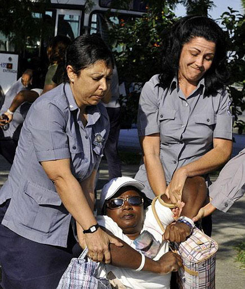 Represi�n en Cuba: La polic�a de la dictadura cubana disuelve por la fuerza una protesta de las Damas de Blanco en La Habana. Las mujeres piden la liberaci�n de los disidentes pol�ticos al Gobierno comunista. (Vea Fotorreportaje) CUBA DEMOCRACIA Y VIDA
