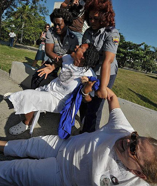 Represi�n en Cuba: La polic�a de la dictadura cubana disuelve por la fuerza una protesta de las Damas de Blanco en La Habana. Las mujeres piden la liberaci�n de los disidentes pol�ticos al Gobierno comunista. (Vea Fotorreportaje) CUBA DEMOCRACIA Y VIDA