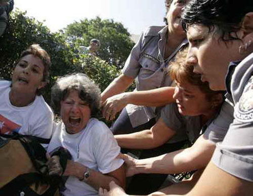 Represi�n en Cuba: La polic�a de la dictadura cubana disuelve por la fuerza una protesta de las Damas de Blanco en La Habana. Las mujeres piden la liberaci�n de los disidentes pol�ticos al Gobierno comunista. (Vea Fotorreportaje) CUBA DEMOCRACIA Y VIDA