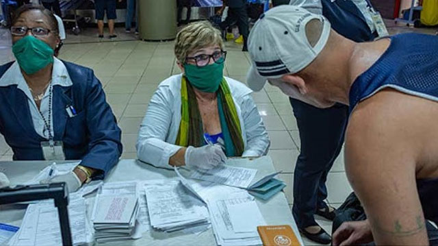 Una turista canadiense muere en Cuba vctima de "un cuadro respiratorio agudo" El MINSAP reconoce que "controla a diario a ms de 3.000 viajeros de los nueve pases que tiene bajo vigilancia directa"... cubademocraciayvida.org web/folder.asp?folderID=136