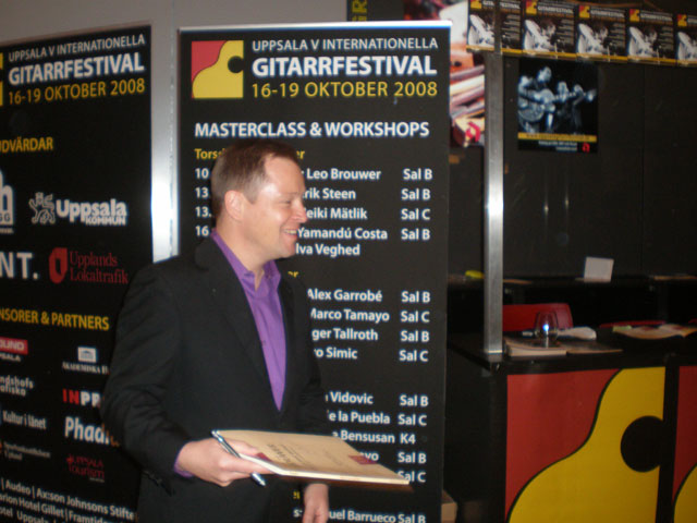  LEO BROUWER, KUBAS FRÄMSTE TONSÄTTARE DIRIGERADE EGET VERK PÅ UPPSALAS INTERNATIONELLA GITARRFESTIVAL.       Av Guillermo Milán Reyes. CUBA DEMOCRACIA Y VIDA