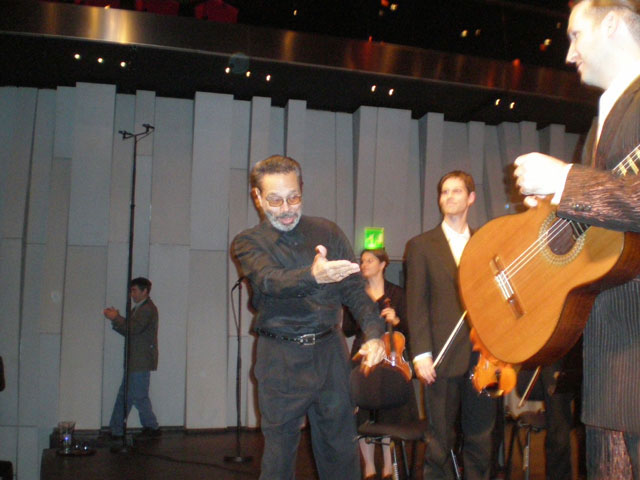  LEO BROUWER, KUBAS FRÄMSTE TONSÄTTARE DIRIGERADE EGET VERK PÅ UPPSALAS INTERNATIONELLA GITARRFESTIVAL.       Av Guillermo Milán Reyes. CUBA DEMOCRACIA Y VIDA