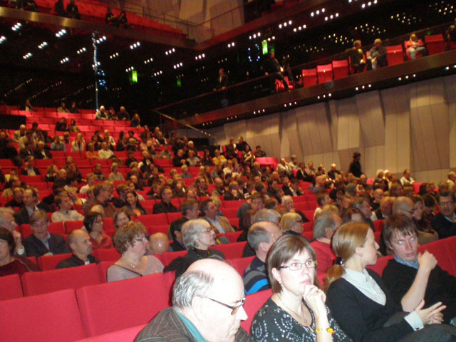  LEO BROUWER, KUBAS FRÄMSTE TONSÄTTARE DIRIGERADE EGET VERK PÅ UPPSALAS INTERNATIONELLA GITARRFESTIVAL.       Av Guillermo Milán Reyes. CUBA DEMOCRACIA Y VIDA