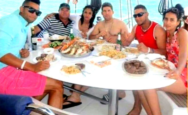 COSAS DE CUBA PARA REIR VIDEO VIRAL: La reaccin de un cubano pescador pescador al "sobrecumplimiento" de la langosta en Cuba.          cubademocraciayvida.org                                                                                                                                                                                              web/folder.asp?folderID=136 