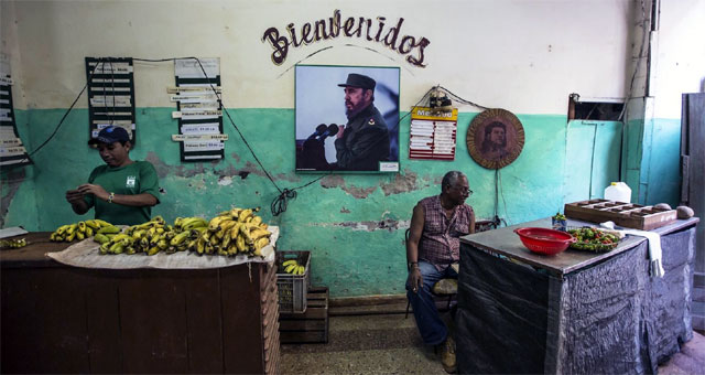 COSAS DE CUBA PARA REIR VIDEO VIRAL: La reaccin de un cubano pescador pescador al "sobrecumplimiento" de la langosta en Cuba.          cubademocraciayvida.org                                                                                                                                                                                              web/folder.asp?folderID=136 