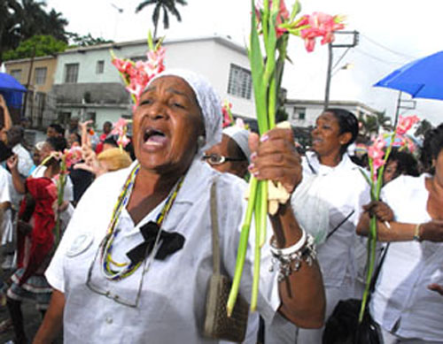 En comunicación telefónica con Reyna Luisa Tamayo madre del Mártir de la Patria Orlando Zapata Tamayo, vilmente asesinado por el regimen castrista, pudimos conocer detalles de su situación represiva actual en el día de hoy viernes 12/11/2010. Por H. Leyva.